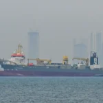 全球能源咽喉主題視覺：呈現霍爾木茲與馬六甲兩大能源運輸咽喉的地緣風險與替代路線