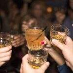 一群人在聚會中舉起酒杯慶祝展現經濟波動下消費者透過小額社交消費獲得情緒補償與心理慰藉的場景